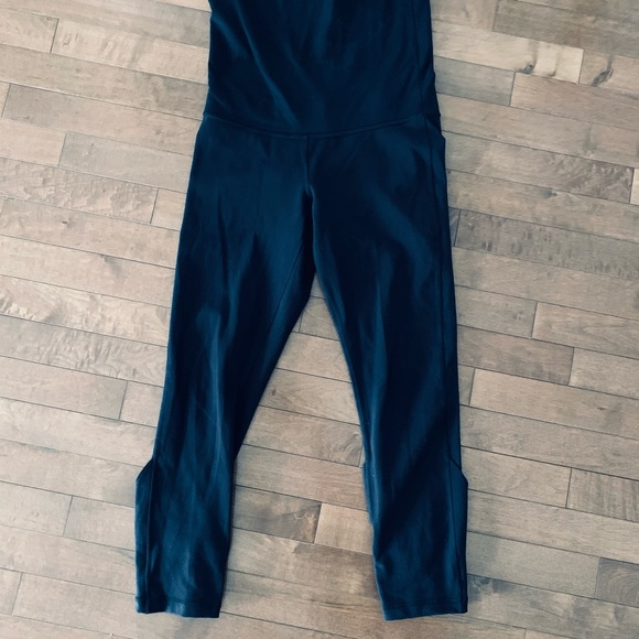 Lululemon fold waist with ankle detail - Picture 2 of 10